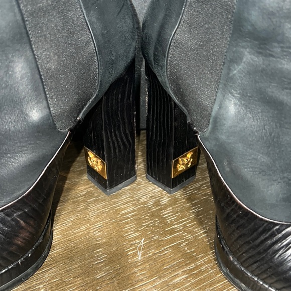 CHANEL black leather & suede platform boots w/capped toe, block heel & CC logo - Picture 2 of 10